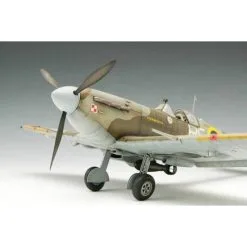 Trumpeter Maquette Avion Supermarine Spitfire MK.Vb 10 Trumpeter Maquette Avion Supermarine Spitfire MK.Vb -Hasegawa Soldes trumpeter tu02403 supermarine spitfire mk vb 1 2